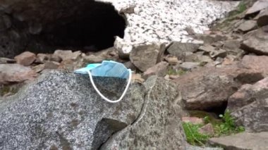 Kullanılmış tıbbi maske doğaya atıldı..