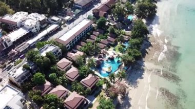 Önce Koh Chang adasının kıyı şeridi..