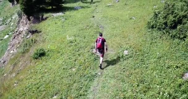 Ένας τύπος με σακίδιο περπατάει στα βουνά. — Αρχείο Βίντεο