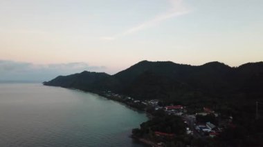 Chang adasında şafak vakti. Turkuaz berrak su