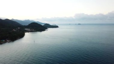Chang adasında şafak vakti. Turkuaz berrak su