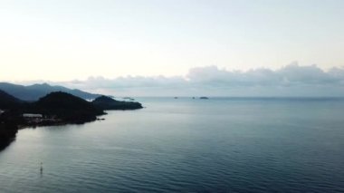 Chang adasında şafak vakti. Turkuaz berrak su