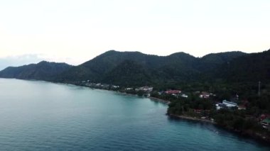 Chang adasında şafak vakti. Turkuaz berrak su