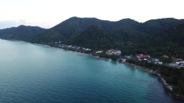 Chang adasında şafak vakti. Turkuaz berrak su