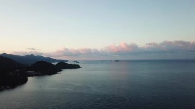 Chang adasında şafak vakti. Turkuaz berrak su