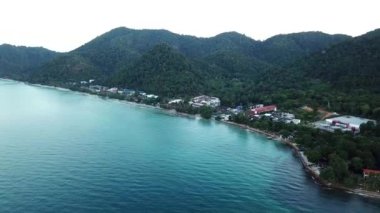 Chang adasında şafak vakti. Turkuaz berrak su
