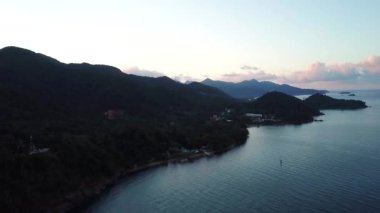 Chang adasında şafak vakti. Turkuaz berrak su