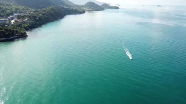 Das Boot segelt schnell auf dem türkisfarbenen Meer. — Stockvideo