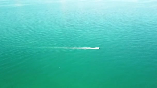 Le bateau navigue rapidement sur la mer turquoise. — Video