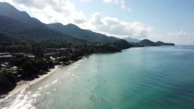 Sahilin ilk sahil şeridinde kristal berrak su