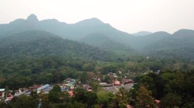Koh Chang adasının üzerinde sis var. Yeşil tepeler.