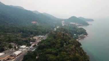 Koh Chang adasının üzerinde sis var. Yeşil tepeler.