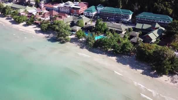 Kristalhelder water op de eerste kustlijn van het strand — Stockvideo