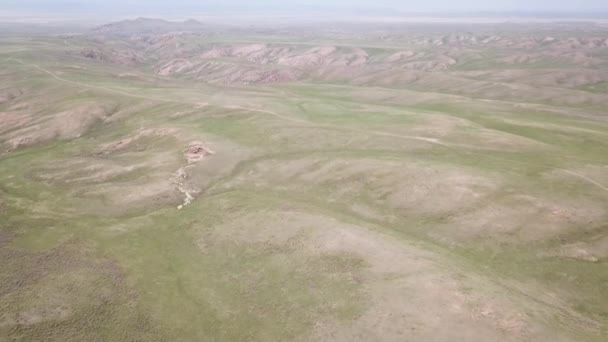 Vista de verdes colinas y gargantas con rocas. — Vídeos de Stock