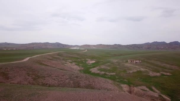Vista de colinas verdes e desfiladeiros com rochas. — Vídeo de Stock