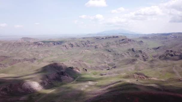 De schaduw van de wolken loopt over de groene heuvels — Stockvideo