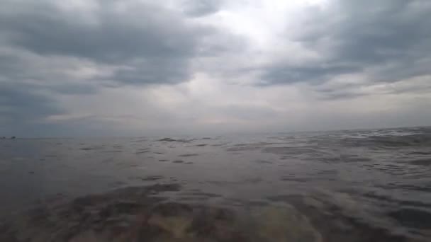 Immersion de la caméra dans l'eau du lac. — Video