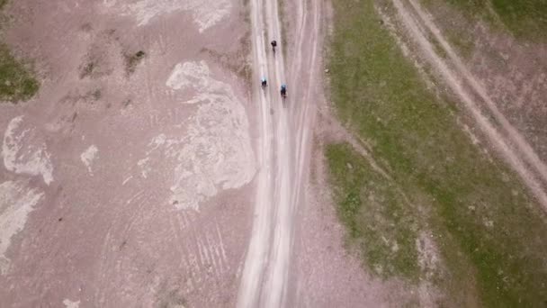 Группа велосипедистов едет по зеленой степи. — стоковое видео
