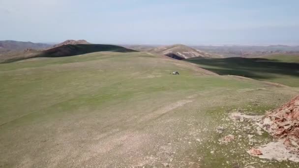 Colline verdi e un gruppo di ciclisti con auto. — Video Stock