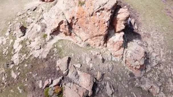 Una roccia enorme sul bordo di una collina verde. — Video Stock