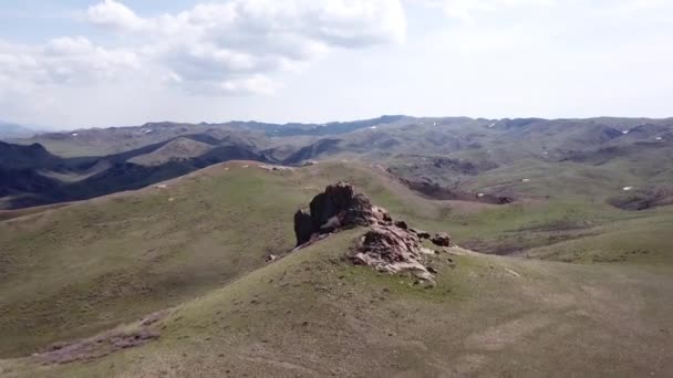 Una roccia enorme sul bordo di una collina verde. — Video Stock