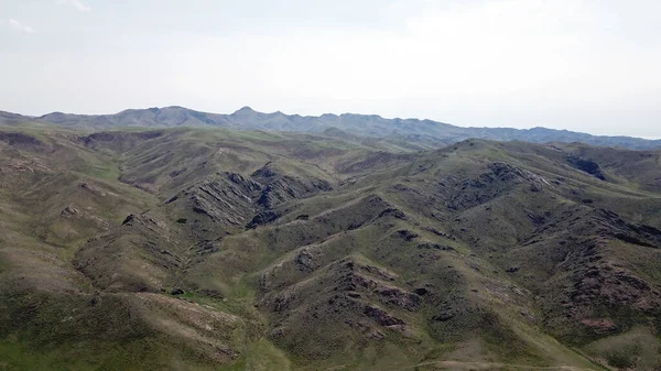 Вид на зелені пагорби та ущелини зі скелями . — стокове фото