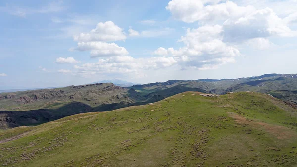 L'ombre des nuages court sur les collines verdoyantes — Photo