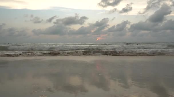 Große Wolken schwebten über dem Meer. Rote Sonne. — Stockvideo