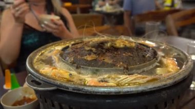 Brezilya 'da deniz ürünleri pişirme süreci..