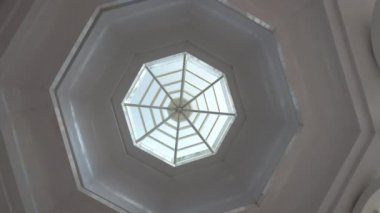 Ortasında cam olan beton sekizgen çatı.