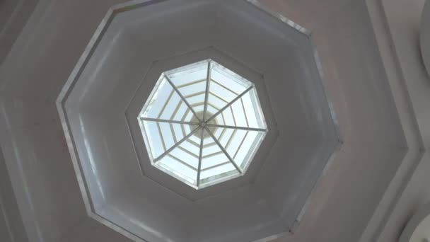 Techo octogonal de hormigón con cristal en el centro. — Vídeos de Stock