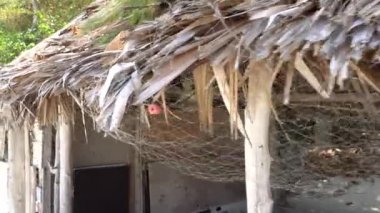 Balıkçı ağındaki sazdan çatı manzarası.