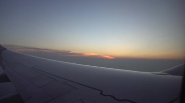 Uçak penceresinden gün batımı.