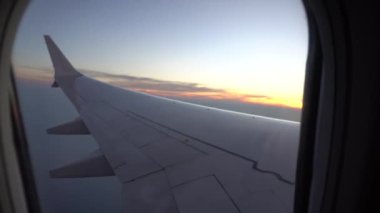 Uçak penceresinden gün batımı.