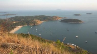 Phuket Adası 'ndaki Kara Kaya' ya bakın..