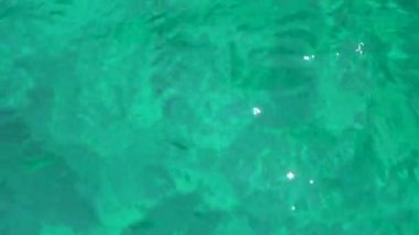 Açık mavi deniz suyu. Yeşil bir renk verir..