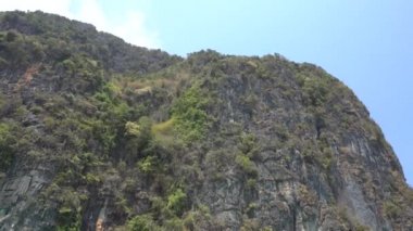 Adanın sarp kayalıkları. Mavi gökyüzü