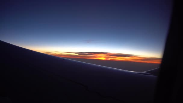 Solnedgång från flygplansfönstret. — Stockvideo