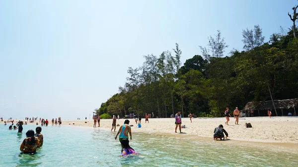A praia da ilha de bambu. As pessoas relaxam, nadam. — Fotografia de Stock