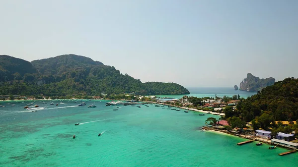 Turquoise clear water. Yachts, boats floating. — Stock Photo, Image