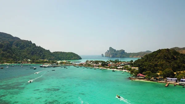 Turquoise clear water. Yachts, boats floating. — Stock Photo, Image