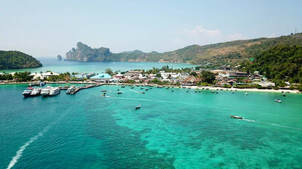 Turquoise clear water. Yachts, boats floating. — Stock Photo, Image