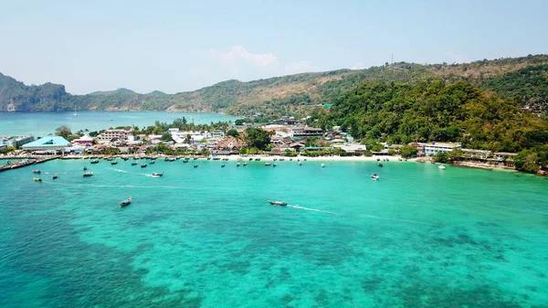 Turquoise clear water. Yachts, boats floating. — Stock Photo, Image