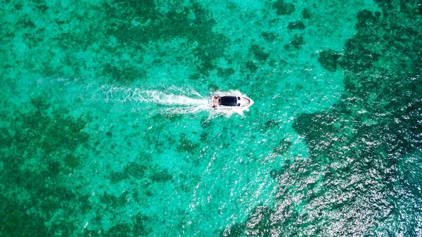 ターコイズブルーの澄んだ水。ヨットやボートが浮かぶ. — ストック写真