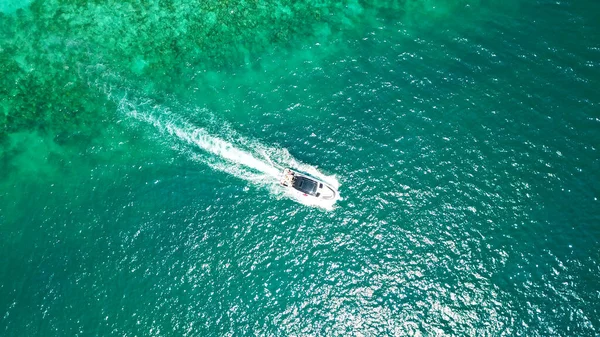 Eau claire turquoise. Yachts, bateaux flottant. — Photo