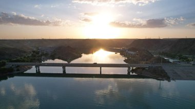 Baraj ve köprü manzaralı gün batımı.