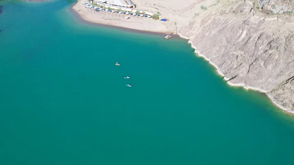 多くの人が湖でサーフィンをしています. — ストック写真