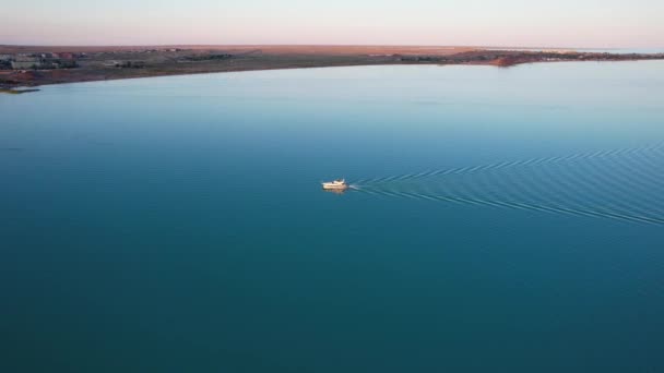 El barco navega en el lago Balkhash al atardecer. — Vídeo de stock