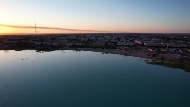 Un lago, una fábrica y una ciudad en una hermosa puesta de sol — Vídeos de Stock