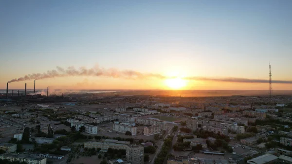 Um pôr-do-sol épico com vista para a fábrica de fumo — Fotografia de Stock